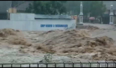 Tangkapan layar video amatir kejadian banjir di Kecamatan  Gedangsari, Kabupaten Gunungkidul, DIY