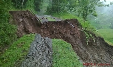 Kejadian tanah longsor di Dusun Pringombo, Desa Natah, Kecamatan  Nglipar, Kabupaten Gunungkidul, DIY.