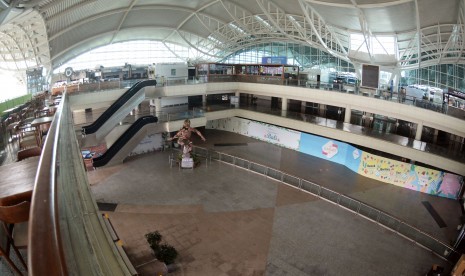 Suasana Terminal Internasional Bandara I Gusti Ngurah Rai tampak lengang tanpa aktivitas saat Hari Raya Nyepi di Badung, Bali, Kamis (7/3/2019). 