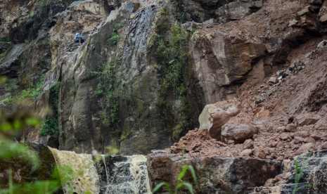 Aktivitas penambangan batu di Kawasan Bandung Utara, Cimenyan, Kabupaten Bandung, Jawa Barat, Kamis (7/3/2019).