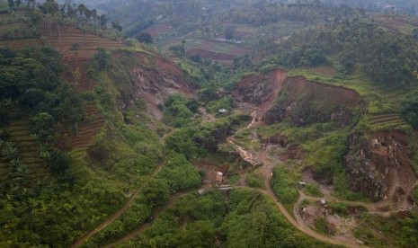 Foto udara kerusakan alam akibat aktivitas penambangan di Kawasan Bandung Utara, Cimenyan, Kabupaten Bandung, Jawa Barat, Kamis (7/3/2019). 