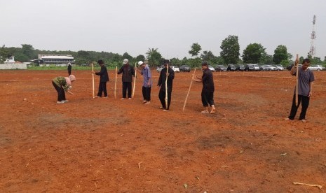 Petani asal Kampung Cilodong, Desa/Kecamatan Bungursari, Purwakarta, saat menanam padi gogo di areal Taman Giri Harja Tajug Gede Cilodong, Rabu (6/3)