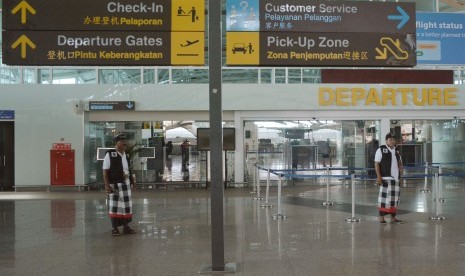 Pecalang atau petugas pengamanan adat Bali memantau situasi saat Hari Raya Nyepi Tahun Saka 1941 di kawasan Terminal Internasional Bandara Internasional I Gusti Ngurah Rai, Bali, Kamis (7/3/2019).