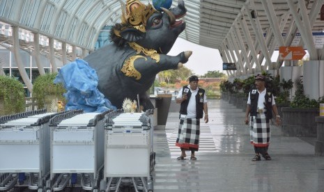 Pecalang atau petugas pengamanan adat Bali memantau situasi saat Hari Raya Nyepi Tahun Saka 1941 di kawasan Terminal Internasional Bandara Internasional I Gusti Ngurah Rai, Bali, Kamis (7/3/2019).