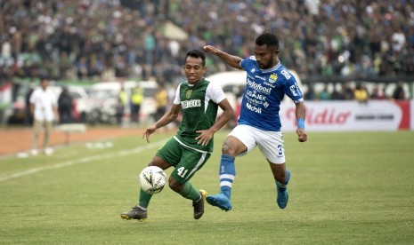 Pesepak bola Persib Bandung Ardi Idrus (kanan) berebut bola dengan pesepak bola Persebaya Surabaya Irfan Jaya (kiri) saat pertandingan Grup A Piala Presiden di Stadion Si Jalak Harupat, Kabupaten Bandung, Jawa Barat, Kamis (7/3/2019).