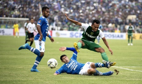 Pesepak bola Persib Bandung Esteban Gabrel Vizcarra (tengah) dan Ardi Idrus (kiri) berebut bola dengan pesepak bola Persebaya Surabaya Irfan Jaya (kanan) saat pertandingan Grup A Piala Presiden di Stadion Si Jalak Harupat, Kabupaten Bandung, Jawa Barat, Kamis (7/3/2019). 