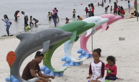 Ancol Berlakukan Transaksi Nontunai Masuk Pantai. Pengunjung bermain air di kawasan Pantai Karnaval Ancol, Jakarta.