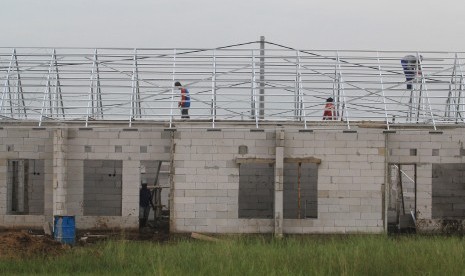 Pekerja menyelesaikan pembangunan perumahan di Indramayu, Jawa Barat, Kamis (7/3/2019).