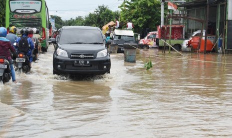 Sejumlah kendaraan bermotor menerobos banjir 