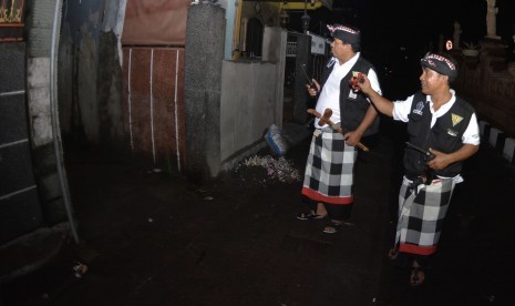 Pecalang atau petugas pengamanan adat Bali melakukan patroli malam di Hari Raya Nyepi Tahun Caka 1941 di wilayah Desa Adat Tuban, Badung, Bali, Kamis (7/3/2019). 