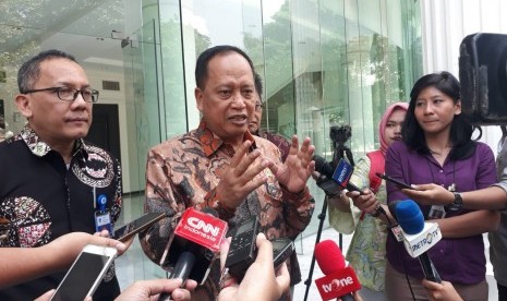 Menteri Riset Teknologi dan Pendidikan Tinggi Mohamad Nasir dan Kepala Lembaga Ilmu Pengetahuan (LIPI) Indonesia Laksana Tri Handoko usai menghadap Wakil Presiden RI Jusuf Kalla, di Kantor Wakil Presiden, Jalan Medan Merdeka Utara, Jakarta, Jumat (8/3).