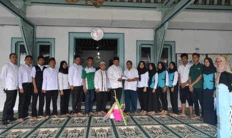 Manajemen Syariah Hotel Solo melakulan kegiatan sosial berupa bersih-bersih Masjid Paromosomo di lingkungan Keraton Kasunanan Surakarta Hadiningrat, Jumat (8/3). Kegiatan sosial tersebut untuk memperingati milad ke-5 Syariah Hotel Solo pada 11 Maret 2019.