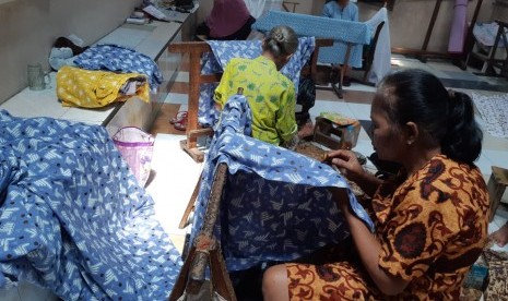 Perajin batik memproduksi batik cap dua jari di toko Batik Putra Laweyan di Kampung Batik Laweyan, Solo, Jumat (8/3). Toko batik milik Gunawan Muhammad Nizar tersebut memproduksi batik dua jari bukan untuk kampanye, tetapi batik untuk dipakai sehari-hari.