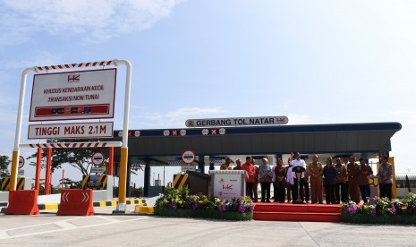 Presiden Joko Widodo memberikan sambutan ketika. meresmikan tol Trans Sumatera ruas Bakauheni-Terbanggi Besar di Gerbang Tol Natar, Lampung Selatan, Lampung, Jumat (8/3/2019). 