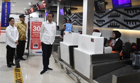 Presiden Joko Widodo (kanan) didampingi Ibu Negara Iriana Joko Widodo (kiri) dan Menteri Perhubungan Budi Karya Sumadi meninjau ruang 'check in' seusai meresmikan terminal baru Bandara Internasional Radin Inten II dan Bandara Lubuk Linggau di Bandara Radin Inten, Lampung, Selatan, Lampung, Jumat (8/3/2019).