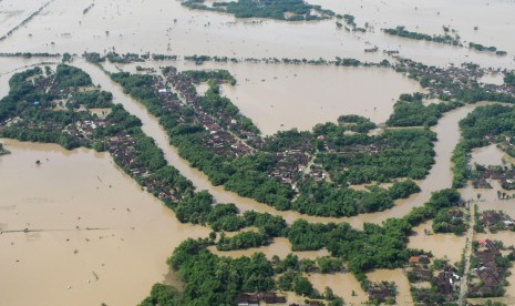 Kondisi banjir di wilayah Kabupaten Madiun difoto dari udara menggunakan pesawat Helikopter NAS-332 Super Puma dari Skadron Udara 6 Lanud Atang Sanjaya Bogor yang dipiloti Mayor Pnb Nugroho Tri dan co-pilot Lettu Pnb Septian Sihombing yang sedang bertugas Bawah Kendali Operasi (BKO) di Lanud Iswahjudi, di Madiun, Jawa Timur, Jumat (8/3/2019). 