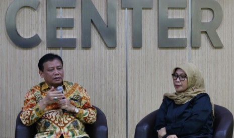 Ketua Bawaslu Abhan (kiri) bersama Anggota Bawaslu Ratna Dewi Pettalolo (kanan)