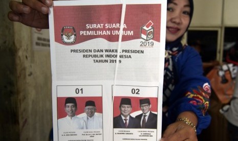 Petugas dari Komisi Pemilihan Umum (KPU) memperlihatkan surat suara Pilpres yang rusak ketika menyortir dan melipat surat suara di gudang penyimpanan logistik KPU Kota Bandar Lampung, Lampung, Jumat (8/3/2019).