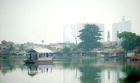 Sejumlah warga menggunakan perahu eretan saat menyeberang di Situ Rawa Besar, Pancoran Mas Depok , Jawa Barat, Jumat (8/3/19). 