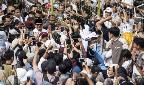 Calon Presiden nomor urut 02 Prabowo Subianto menyapa pendukungnya sebelum menghadiri kuliah umum di Kampus Universitas Kebangsaan Republik Indonesia (UKRI), Bandung, Jawa Barat, Jumat (8/3/2019).