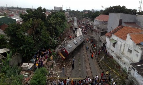 Foto udara KRL Commuter Line 1722 yang anjlok di pintu perlintasan Kebon Pedes, Tanah Sareal, Kota Bogor, Jawa Barat, Minggu (10/3/2019).