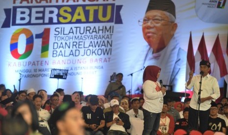 Calon Presiden Joko Widodo (kanan) berdialog dengan relawan dalam acara Parahyangan Bersatu yang juga menjadi ajang silaturahmi dengan tokoh masyarakat dan relawan Balad Jokowi di Aula Villa Istana Bunga, Bandung Barat, Jawa Barat, Ahad (10/3/2019).