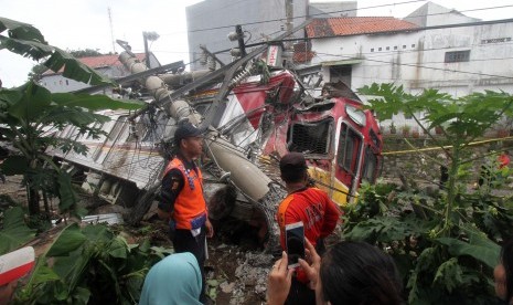 Warga melihat KRL Commuter Line 1722 yang anjlok di pintu perlintasan Kebon Pedes, Tanah Sareal, Kota Bogor, Jawa Barat, Minggu (10/3/2019). 