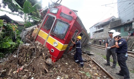 Petugas PT KAI mengevakuasi KRL Commuter Line 1722 yang anjlok di pintu perlintasan Kebon Pedes, Tanah Sareal, Kota Bogor, Jawa Barat, Minggu (10/3/2019).