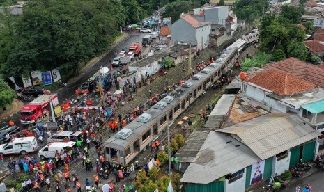 Foto udara proses evakuasi KRL Commuter Line 1722 yang anjlok di pintu perlintasan Kebon Pedes, Tanah Sareal, Kota Bogor, Jawa Barat, Ahad (10/3/2019).