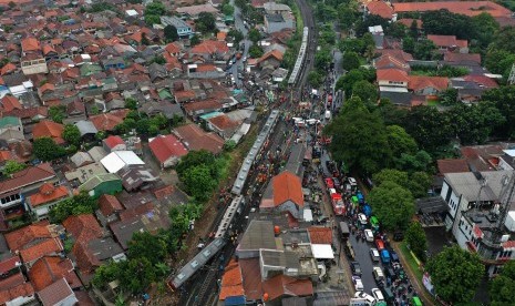 Foto udara proses evakuasi KRL Commuter Line 1722 yang anjlok di pintu perlintasan Kebon Pedes, Tanah Sareal, Kota Bogor, Jawa Barat, Minggu (10/3/2019)