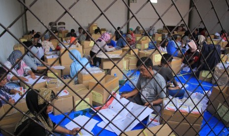 Sejumlah pekerja melakukan pelipatan surat suara Pemilu 2019 di gudang logistik KPUD Indramayu, Lohbener, Indramayu, Jawa Barat, Ahad (10/3/2019).