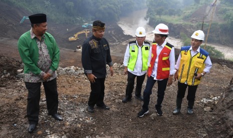 Presiden Joko Widodo (kedua kanan) meninjau proyek Terowongan Nanjung di Kabupaten Bandung, Jawa Barat, Ahad (10/3/2019). 