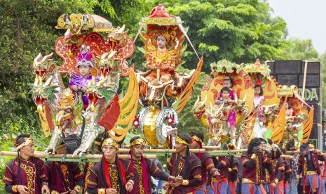 Sejumlah anak pengantin sunat diarak menggunakan sisingaan di jalan Curug-Kosambi, Karawang, Jawa Barat, Ahad (10/3/2019).