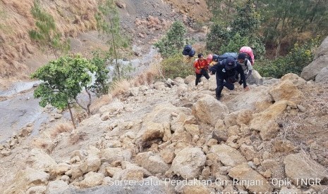 Petugas Balai Taman Nasional Gunung Rinjani (TNGR) melakukan survei jalur pendakian pada Oktober 2018.