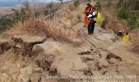 Petugas Balai Taman Nasional Gunung Rinjani (TNGR) melakukan survei jalur pendakian pada Oktober 2018.