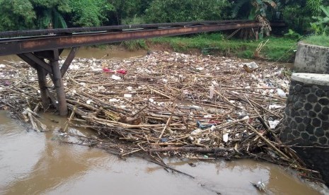 Bendungan Koja di Jatiasih, Kota Bekasi kembali dipenuhi sampah bambu, Jumat (08/3). 