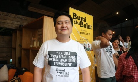 Robert Ronny, produser film Bumi itu Bulat di Kemang, Jakarta Selatan, Senin (11/3).