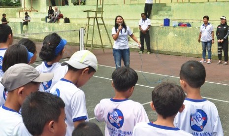 Yayuk Basuki Soroti Minimnya Atlet Tenis Daerah. Foto: Legenda Tenis Nasional, Yayu Basuki saat memotivasi peserta Kejurnas Tenis Yunior di lapangan tenis Sasana Ambirawa Raga, Ambarawa, Kabupaten Semarang.