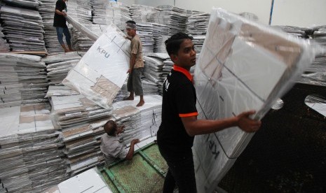 Pekerja mengangkut kotak dan bilik suara Pemilihan Umum (Pemilu) 2019 di gudang Logistik Pemilu 2019 di Surabaya, Jawa Timur, Senin (11/3/2019).