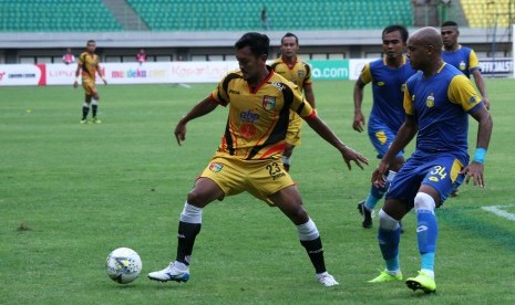 Pesepak bola Bhayangkara FC Anderson Aparecido Salles (kanan) berusaha merebut bola dari pesepak bola Mitra Kukar FC Gilang Ginarsa (kiri) pada pertandingan Piala Presiden 2019, di Stadion Patriot Candrabhaga, Bekasi, Jawa Barat, Senin (11/3/2019).