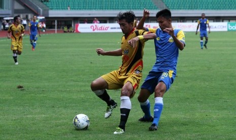 Pesepak bola Bhayangkara FC Reksa Maulana (kanan).