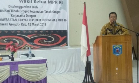 Wakil Ketua MPR Mahyudin  menyampaikan materi sosialisasi 4 pilar MPR RI di Kecamatan Tanah Grogot, Paser, Kalimantan Timur, Selasa (12/3)