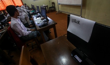 Sejumlah pelajar bersiap mengerjakan soal ujian saat gladi bersih Ujian Nasional Berbasis Komputer (UNBK) 2019 di SMA N 1 Pakem, Sleman, DI Yogyakarta, Selasa (12/03/2019). 