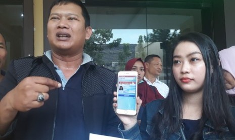 Meilina Pratiwi (23) (kanan), salah satu warga Desa Jambean, Kecamatan Kras, Kabupaten Kediri yang mengaku datanya dipalsukan, dan digunakan oleh orang lain untuk bekerja di luar negeri.