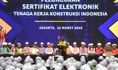 Presiden Joko Widodo berpidato saat peluncuran sertifikat elektronik tenaga kerja konstruksi Indonesia di Istora Senayan, Jakarta, Selasa (12/3/2019). 