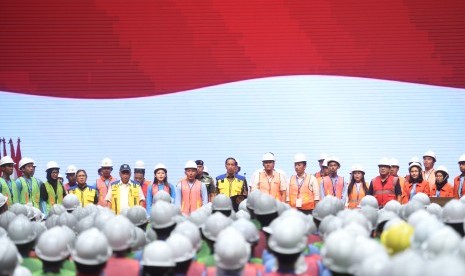 Presiden Joko Widodo (tengah) menghadiri peluncuran sertifikat elektronik tenaga kerja konstruksi Indonesia di Istora Senayan, Jakarta, Selasa (13/3/2019). 