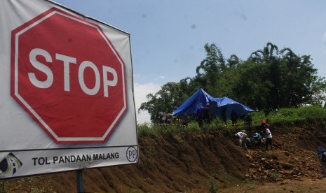 Petugas Badan Pelestarian Cagar Budaya(BPCB) Trowulan melakukan eskavasi di situs purbakala yang ditemukan saat pembangunan proyek jalan tol Malang-Pandaan di kilometer 35, Sekaran, Pakis, Malang, Jawa Timur, Selasa (12/3/2019). 