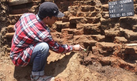 Petugas Badan Pelestarian Cagar Budaya(BPCB) Trowulan melakukan eskavasi di situs purbakala yang ditemukan saat pembangunan proyek jalan tol Malang-Pandaan di kilometer 35, Sekaran, Pakis, Malang, Jawa Timur, Selasa (12/3/2019).