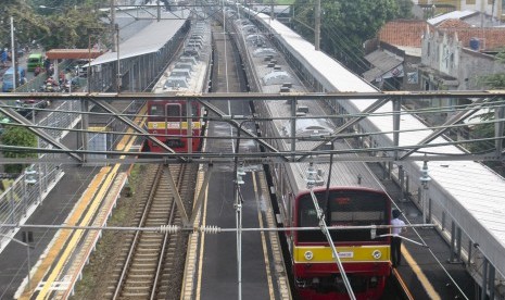 Dua rangkaian gerbong KRL Commuter Line 