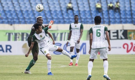 Pesepakbola Persebaya Surabaya Muhammad Hidayat (kedua kiri) berebut bola dengan pesepakbola Tira Persikabo Parfait Louis Essengue (kiri) saat pertandingan Grup A Piala Presiden di Stadion Si Jalak Harupat, Kabupaten Bandung, Jawa Barat, Selasa (12/3/2019). 